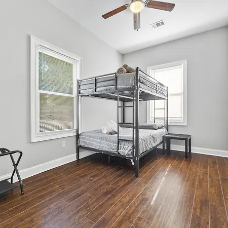 20% Off! Spacious 4Br House W/ Free Parking, Wi-Fi